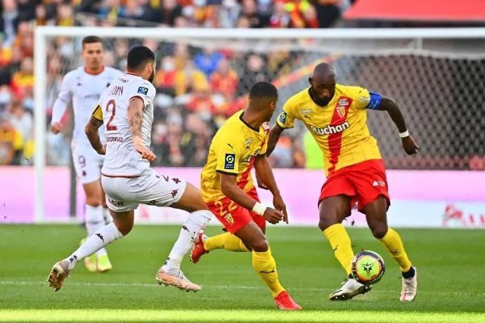  洛里昂定位球战术发威拿下关键三分