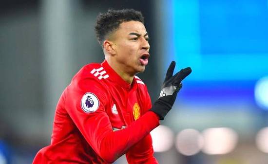  热刺防线配合失误送礼痛失好局